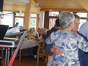 Hier spielt die Musik: Bei der Osterfeier der BRK-Senioren mit Alleinunterhalter Rainer Lohr (links) wurde tüchtig getanzt.  Foto: Heike Schülein