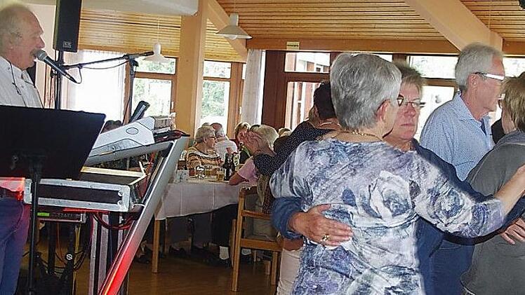 Hier spielt die Musik: Bei der Osterfeier der BRK-Senioren mit Alleinunterhalter Rainer Lohr (links) wurde tüchtig getanzt.  Foto: Heike Schülein