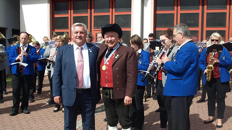 : Freuen sich über ein gelungenes Fest: Kreisvorsitzender NBMB Wolfgang Müller (li) und MV Vorsitzender Stefan Hümmer. Foto: Susanne Deuerling