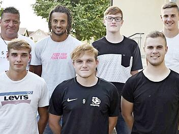 Der Neuzugang und die Nachrücker aus der Jugend bei den Fußballern des TV Königsberg, vorn von links: Manuel Obermeyer (TSV Lendershausen/SV Ostheim), Pascal Köttler, Luca Zaschke (beide eigene Jugend); hinten von links: Mannschaftsbetreuer Michael Markof, Trainer Kevin Frazier, Moritz Kolb, Florian Kupfer (beide eigene Jugend). Auf dem Bild fehlt Jonas Knauer (eigene Jugend). Foto: sn