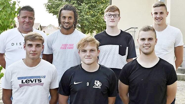 Der Neuzugang und die Nachrücker aus der Jugend bei den Fußballern des TV Königsberg, vorn von links: Manuel Obermeyer (TSV Lendershausen/SV Ostheim), Pascal Köttler, Luca Zaschke (beide eigene Jugend); hinten von links: Mannschaftsbetreuer Michael Markof, Trainer Kevin Frazier, Moritz Kolb, Florian Kupfer (beide eigene Jugend). Auf dem Bild fehlt Jonas Knauer (eigene Jugend). Foto: sn