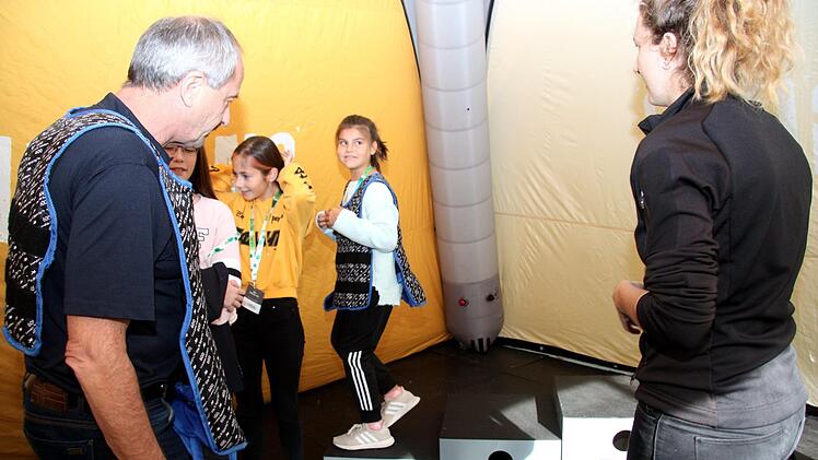 Auch der Schulleiter ließ sich die Gewichtsweste überziehen.   Foto: Richard Sänger