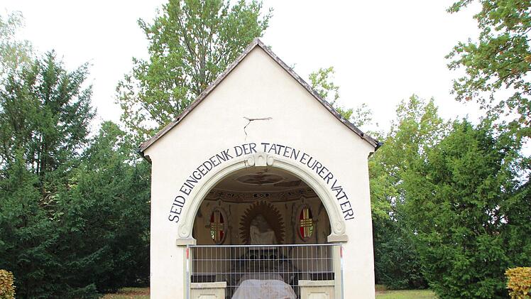 Die marode  Kapelle auf dem "Heldenfriedhof" in Höchstadt  ist  abgesperrt, das Innenleben mit Planen abgedeckt. Risse zeigen sich an  Wänden, Ziegel sind vom Dach gestürzt.  Foto: Christian  Bauriedel