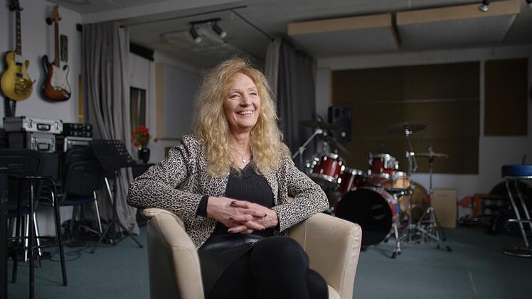 Tina Powileit war Schlagzeugerin der DDR-Band Mona Lise, sp&auml;ter spielte sie in der Band des DDR-Liedermachers Gerhard Gundermann. Powileit ist eine der Protagonistinnen der sehenswerten Doku "Die Unbeugsamen 2 - Guten Morgen, ihr Sch&ouml;nen".