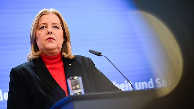 &Uuml;bergabe Bericht der Kommission zur Sozialstaatsreform