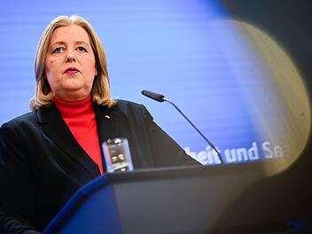 &Uuml;bergabe Bericht der Kommission zur Sozialstaatsreform