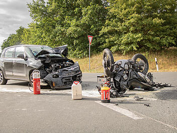 Schwerverletzte bei Frontalzusammensto&szlig; zwischen Auto und Motorrad in Erlbach