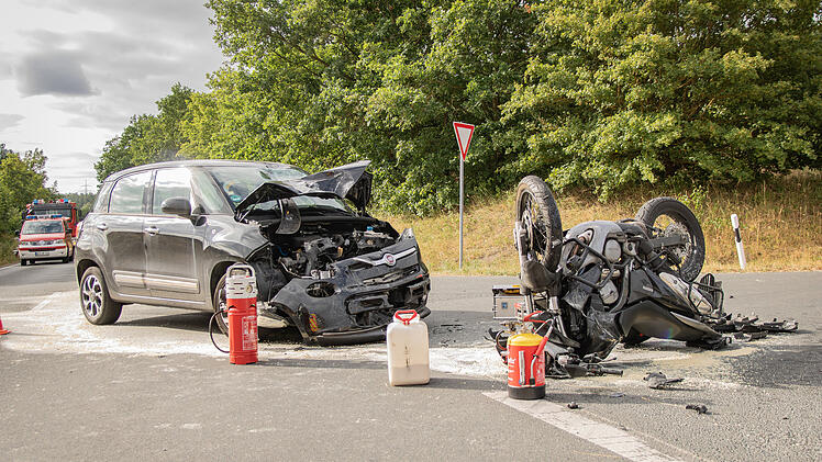 Schwerverletzte bei Frontalzusammensto&szlig; zwischen Auto und Motorrad in Erlbach