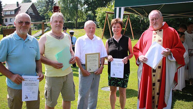 Sie wurden für ihre wiederholte Teilnahme an der Kreuzbergwallfahrt geehrt.