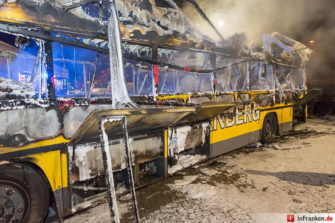 Erste Bilder: Mehrere Busse stehen in Vollbrand