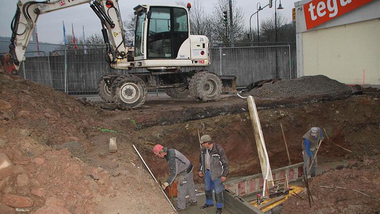 Ein paar Bauarbeitern haben hinter der neuen Markthalle zu tun. Foto: Ulrike Müller