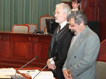 Der angeklagte Messerstecher von Bad Berneck - hier zusammen mit seinem Verteidiger, Rechtsanwalt Jürgen Koch aus Bayreuth - zeigt sich im Prozess vor dem Landgericht Bayreuth zerknirscht und reumütig. Die Strafkammer verurteilt ihn zu einer Gefängnisstrafe von zwei Jahren und neun Monaten. Foto: Stephan Tiroch