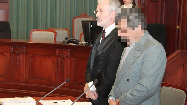 Der angeklagte Messerstecher von Bad Berneck - hier zusammen mit seinem Verteidiger, Rechtsanwalt Jürgen Koch aus Bayreuth - zeigt sich im Prozess vor dem Landgericht Bayreuth zerknirscht und reumütig. Die Strafkammer verurteilt ihn zu einer Gefängnisstrafe von zwei Jahren und neun Monaten. Foto: Stephan Tiroch