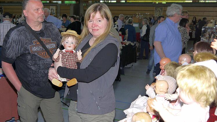 Publikumsmagnet: der Wochenend-Flohmarkt auf dem Schützenplatz anlässlich des internationalen Puppenfestival. Foto: ALbert Höchstädter