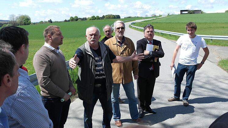 Beim landwirtschaftlichen Anwesen Pittroff in Vorderrehberg erläutert Fritz Ruppert den Verlauf der geplanten Trasse.