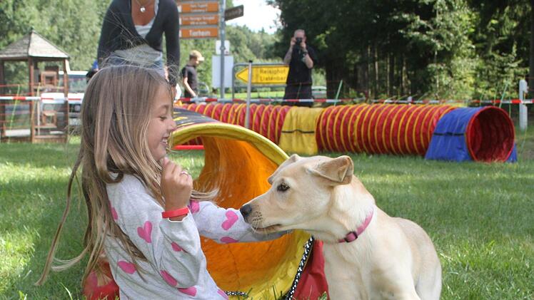 "Das hast du toll gemacht", lobte Madeleine (8) ihre Nami. Foto: Sonny Adam