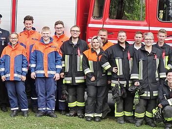 Nach den Leistungsprüfungen stellten sich alle der Kamera (von links): Kreisbrandmeister Alexander Reinsch, Schiedsrichter Jürgen Müller, Zweite Bürgermeisterin Doris Manz, Kreisbrandmeister Yves Wächter, Jenny Jakob, Johannes Manz, Dominik Seiferth, Felix Manz, Daniel Nikol, Madeleine Dumler-Hain, Jugendwart Markus Ittner, Daniel Günther, Tobias Günther, Barbara Michel, Christian Schott, Martina Teichert, Kommandant Michael Hain, Vorsitzender Michael Hain und Kreisbrandinspektor Horst Tempel...