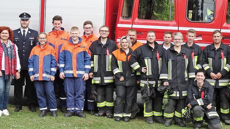 Nach den Leistungsprüfungen stellten sich alle der Kamera (von links): Kreisbrandmeister Alexander Reinsch, Schiedsrichter Jürgen Müller, Zweite Bürgermeisterin Doris Manz, Kreisbrandmeister Yves Wächter, Jenny Jakob, Johannes Manz, Dominik Seiferth, Felix Manz, Daniel Nikol, Madeleine Dumler-Hain, Jugendwart Markus Ittner, Daniel Günther, Tobias Günther, Barbara Michel, Christian Schott, Martina Teichert, Kommandant Michael Hain, Vorsitzender Michael Hain und Kreisbrandinspektor Horst Tempel...