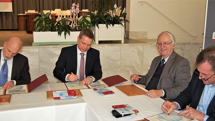 Den Kooperationsvertrag zur Umsetzung der Lebenshilfe-Initiative "Mensch inklusive" unterzeichneten u.a. Bad Kissingens Oberbürgermeister Kay Blankenburg (von links), Matthias Wagner, Geschäftsführer des Rhön-Saale-Gründer- und Innovationszentrums, Heinz Stempfle, Kreisvorsitzender des Hotel- und Gaststättenverbandes sowie Edgar Thomas, Kreisobmann des Bayerischen Bauernverbandes.Sigismund von Dobschütz