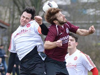 Der Lichtenfelser Kapit&auml;n Daniel Schardt (links) im Kopfballduell mit dem Erlanger Dominik Beier. Foto: Gunther Czepera