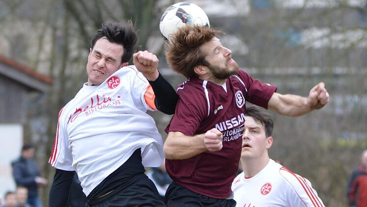Der Lichtenfelser Kapit&auml;n Daniel Schardt (links) im Kopfballduell mit dem Erlanger Dominik Beier. Foto: Gunther Czepera