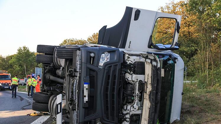 Zwei Menschen wurden bei dem Unfall verletzt. Foto: NEWS5 / Merzbach