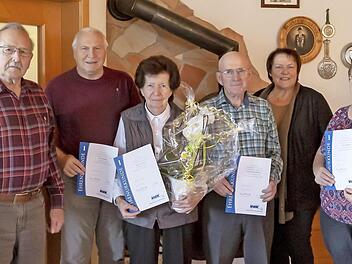 Kreisvorsitzender Engelbert Roith (links) ehrte mit der Ortsvorsitzenden Lydia Gerlach (6. von links) beim VdK Poppenroth (von links) Walter Schmitt, Josef Borek, Beate Straub, Waldemar Derzapf, Olga Derzapf und Marion Demuth. Foto: Klaus Rettinger