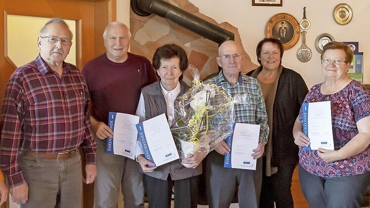 Kreisvorsitzender Engelbert Roith (links) ehrte mit der Ortsvorsitzenden Lydia Gerlach (6. von links) beim VdK Poppenroth (von links) Walter Schmitt, Josef Borek, Beate Straub, Waldemar Derzapf, Olga Derzapf und Marion Demuth. Foto: Klaus Rettinger