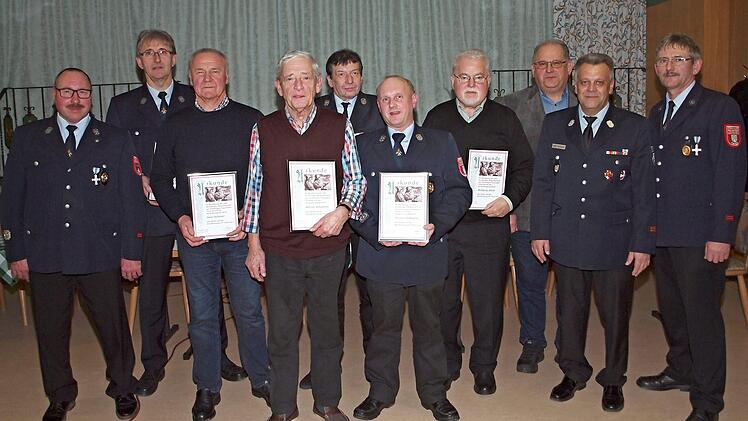 Ehrung langjähriger verdienter Mitglieder bei der Feuerwehr Trieb (von links): 2. Vorsitzender Achim Wörner, Friedrich Schratz, Hans Hümmer, Werner Schuberth, Lutz Hoffmann, Thomas Rußwurm, Wolfgang Jakob, Feuerwehrreferent Otto Dinkel, Kreisbrandmeister Thomas Hofmann und Vorsitzender Johann Schratz Foto: Alfred Thieret