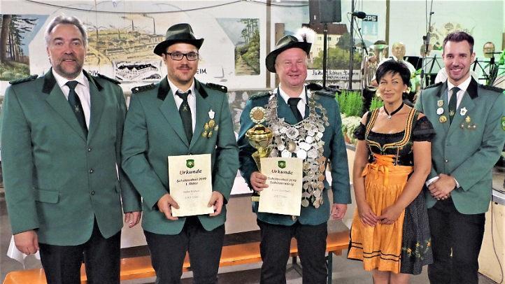 Der neue Regent bei den Stockheimer Schützen heißt Frank Eisenbeiß (Mitte). Mit im Bild (von links) Vorsitzender Frank Oberkofler, 1. Ritter Markus Müller, die vorjährige Schützenkönigin Daniela Eisenbeiß und Schützenmeister Michel Dückerhoff.  Fotos: Gerd Fleischmann