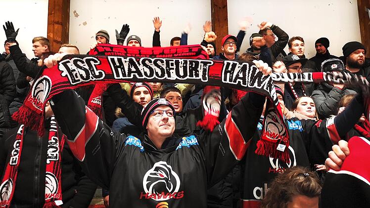 Hoch die Schals: Die vielen Haßfurter Schlachtenbummler hatten beim Auftritt der "Hawks" in Amberg allen Grund zur Freude. Mit 8:6 gewann der Spitzenreiter das Spitzenspiel bei den "Wild Lions". Foto: Ralf Naumann