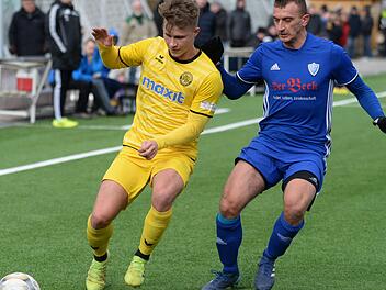 Christoph Fenninger (links, hier im Testspiel gegen den FSV Erlangen Bruck) war in Illertissen Teil der b&auml;renstarken Bayreuther Offensive und schn&uuml;rte einen Doppelpack.  Foto: Peter Mularczyk