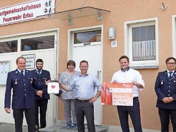 Übergabe des AED an die Gemeinde Walsdorf am Dorfgemeinschaftshaus/Feuerwehrhaus, von links: Daniel Bauer, Kommandant Christian Eckert, Michael Steppert (alle Vorstandsgremium), Tanja Übel (Holzbau Übel), Bürgermeister Mario Wolff, Matthias Krause (Sparkasse Bamberg), stellv. Kommandant Markus Hemm Foto: p
