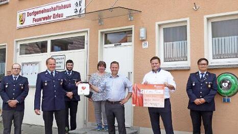 Übergabe des AED an die Gemeinde Walsdorf am Dorfgemeinschaftshaus/Feuerwehrhaus, von links: Daniel Bauer, Kommandant Christian Eckert, Michael Steppert (alle Vorstandsgremium), Tanja Übel (Holzbau Übel), Bürgermeister Mario Wolff, Matthias Krause (Sparkasse Bamberg), stellv. Kommandant Markus Hemm Foto: p