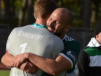 Unser Bild zeigt Adam Jabiri (rechts, mit Luis Zwick), der den FC 05 im letzten Punktspiel - vor zweieinhalb Wochen - zum Last-minute-Sieg über die Aschaffenburger Viktoria geschossen hat. Positive Emotionen, die die Schweinfurter auch gegen den TSV Buchbach auf den Platz bringen wollen.  Foto: Marion Wetterich