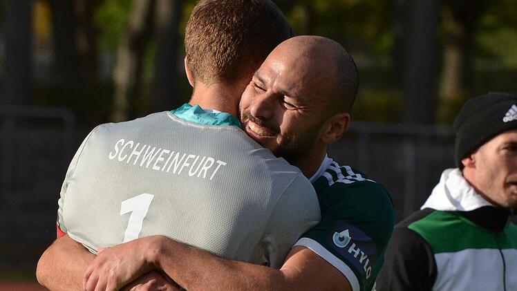 Unser Bild zeigt Adam Jabiri (rechts, mit Luis Zwick), der den FC 05 im letzten Punktspiel - vor zweieinhalb Wochen - zum Last-minute-Sieg über die Aschaffenburger Viktoria geschossen hat. Positive Emotionen, die die Schweinfurter auch gegen den TSV Buchbach auf den Platz bringen wollen.  Foto: Marion Wetterich