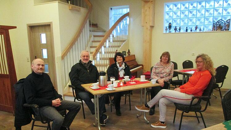 Zum zwanglosen Plausch serviert Bianca Volkert (rechts) Kaffee, Tee oder ein Glas Glühwein im Seniorentreff "Taubenschlag". Foto: Winfried Ehling