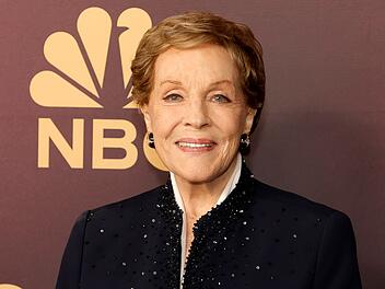 Julie Andrews wird am 1. Oktober 90 Jahre alt. Seit 2020 spricht die Schauspielerin, hier auf einem roten Teppich 2023, die Lady Whistledown in "Bridgerton".