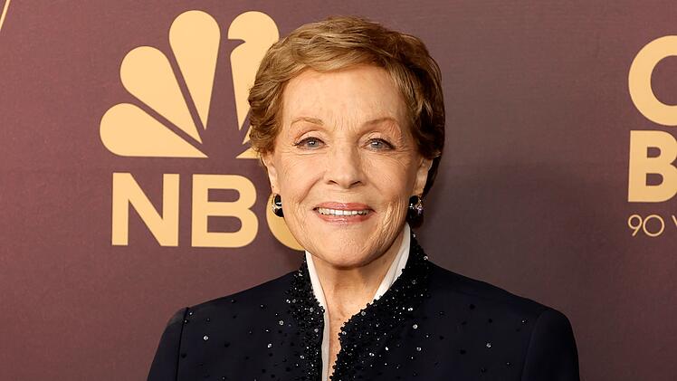 Julie Andrews wird am 1. Oktober 90 Jahre alt. Seit 2020 spricht die Schauspielerin, hier auf einem roten Teppich 2023, die Lady Whistledown in "Bridgerton".