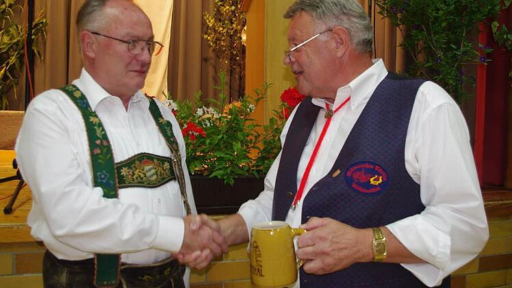 Vorsitzender Gerhard Löffler (rechts) bedankt sich beim ehemaligen Chorleiter Joachim Anders.