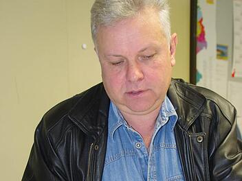 Ralf Weidenhammer erklärt die verschiedenen Konzepte, wie die Atemschutz-Übungsanlage einmal aussehen könnte. Foto: Marco Meißner