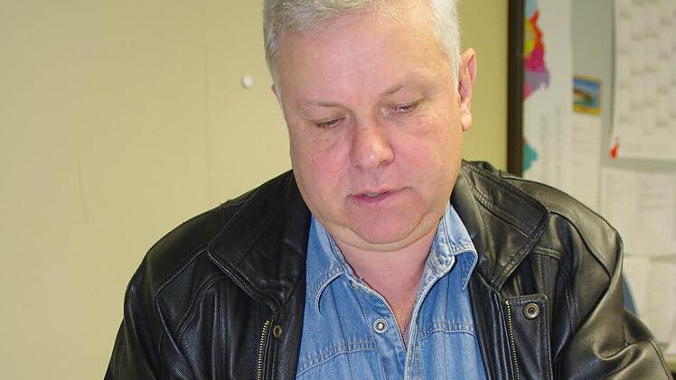 Ralf Weidenhammer erklärt die verschiedenen Konzepte, wie die Atemschutz-Übungsanlage einmal aussehen könnte. Foto: Marco Meißner