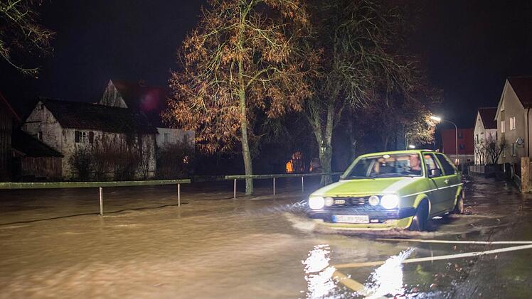 In Lanzendorf war die Straße am Main überflutet, doch so mancher Autofahrer bahnte sich den Weg durch die Wassermassen. Foto: Muck