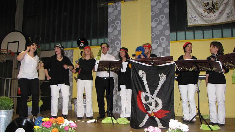 Die Fuschter Troubadours im Piratenlook passend zu "The drunken sailor".