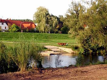 Nicht nur die Bootsanlegestelle am Main (unser Bild) ist "eine gelungene Sache" (Bürgermeister Helmut Fischer), die gesamte Hochwasserschutzmaßnahme im Bereich der Michelauer Bahnhofstraße sorgt dafür, dass die Anwohner in unmittelbarer Nachbarschaft zum Fluss nun ruhiger schlafen können. Das Wasserwirtschaftsamt Kronach sieht in dem Abschluss des Projektes, das erste Bewährungsproben bereits hinter sich hat, einen Anlass zum Feiern. Dies soll, verbunden mit einer kirchlichen Segnung, am näch...
