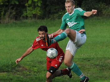 Der Herbstädter Gabriel Hergenhan (links) verhindert mit allen Mitteln eine vernünftige Ballkontrolle des Riedenbergers Simon Hergenröder (rechts). Foto: ssp