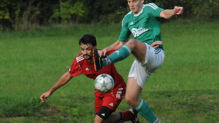 Der Herbstädter Gabriel Hergenhan (links) verhindert mit allen Mitteln eine vernünftige Ballkontrolle des Riedenbergers Simon Hergenröder (rechts). Foto: ssp