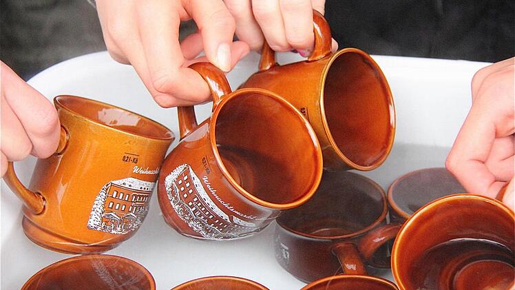 Wenn die Glühweintassen gespült werden, ist dies bei dem kalten Wetter die willkommene Gelegenheit, sich die Hände aufzuwärmen.