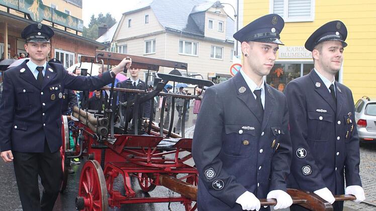 Die Feuerwehr Tettau mit einem historischen Gerät