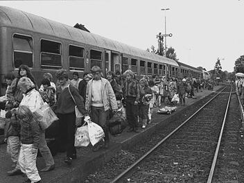 Ein Sonderzug bringt DDR-Bürger aus Prag via Hof nach Hammelburg. Fotos: Archiv